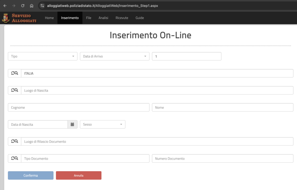 Schermata del portale Servizio Alloggiati della Polizia di Stato nella sezione Inserimento On-Line. È visualizzato un modulo per la registrazione di un ospite con campi per tipo di comunicazione, data di arrivo, numero di ospiti, nazionalità, luogo di nascita, cognome, nome, data di nascita, sesso, luogo di rilascio del documento, tipo e numero del documento. In basso sono presenti i pulsanti Conferma e Annulla.