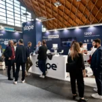 Stand Slope al TTG Travel Experience, con operatori alberghieri e professionisti del turismo durante una sessione di networking e presentazione della piattaforma.